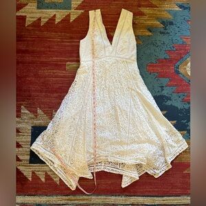 White lace Lilly Pulitzer v neck handkerchief dress
Size 4, fits like a 6
